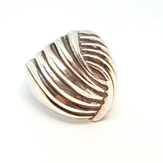 Sortija modernista de plata primera ley grande plata. Alrededor