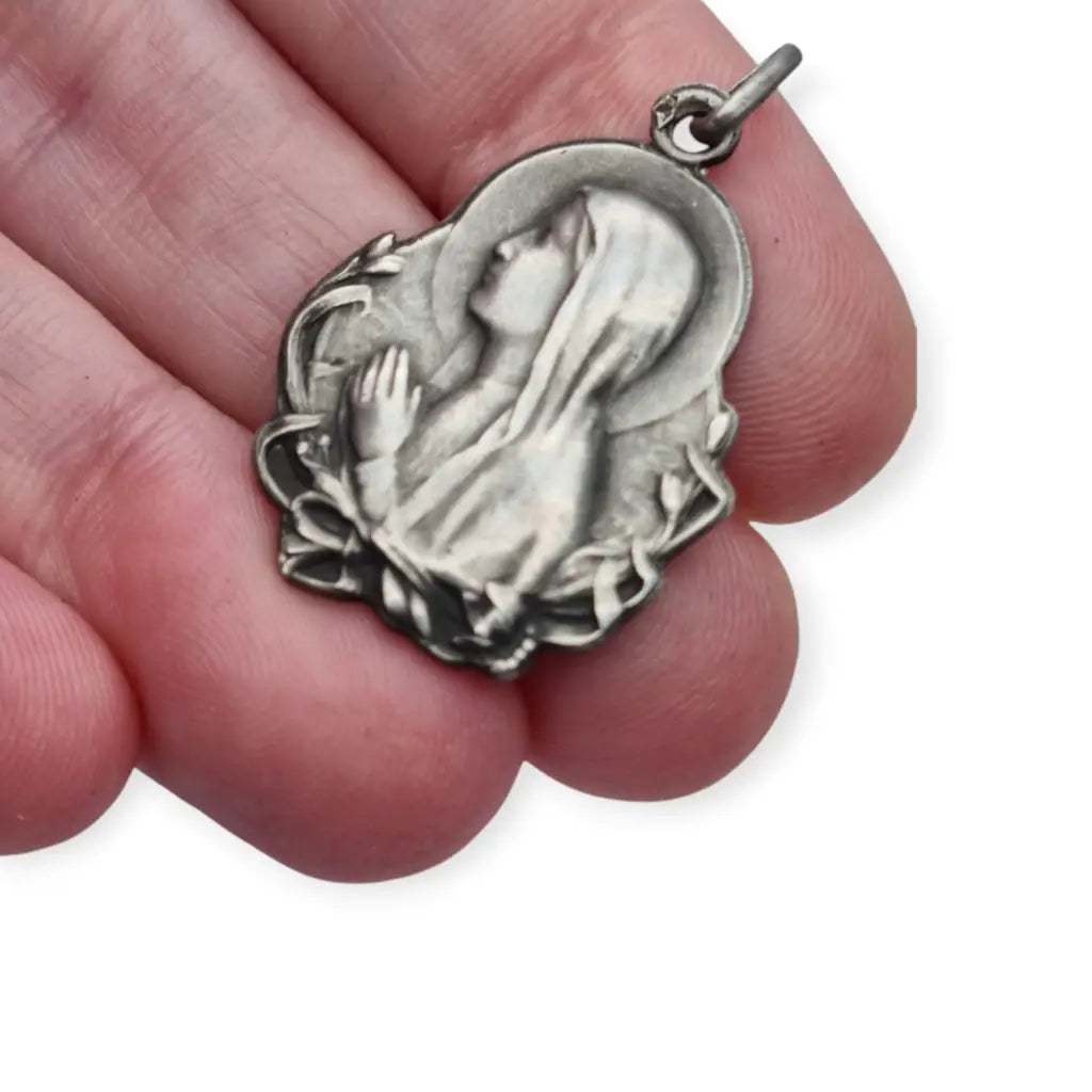 Medalla antigua Art Nouveau en plata con Virgen diseño floral circa 1900–1930
