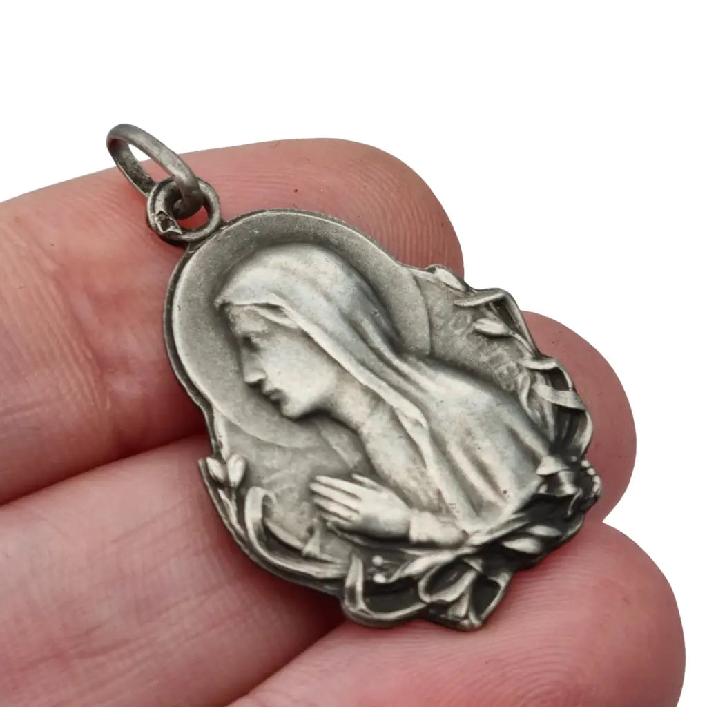 Medalla antigua Art Nouveau en plata con Virgen diseño floral circa 1900–1930
