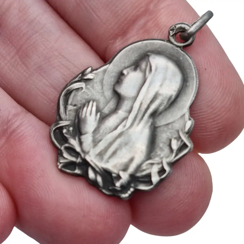 Medalla antigua Art Nouveau en plata con Virgen diseño floral circa 1900–1930