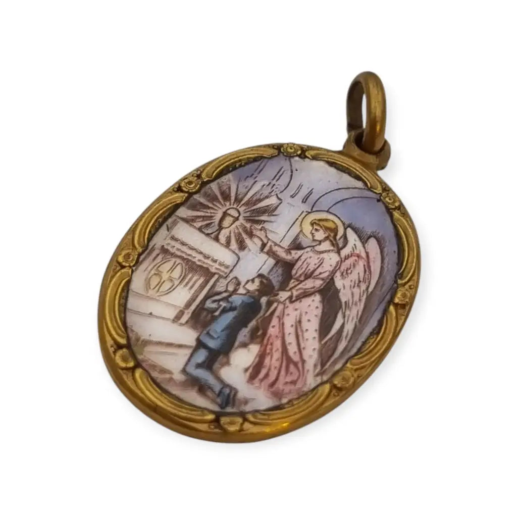 Medalla antigua religiosa de esmalte con ángel custodio y niño en altar circa