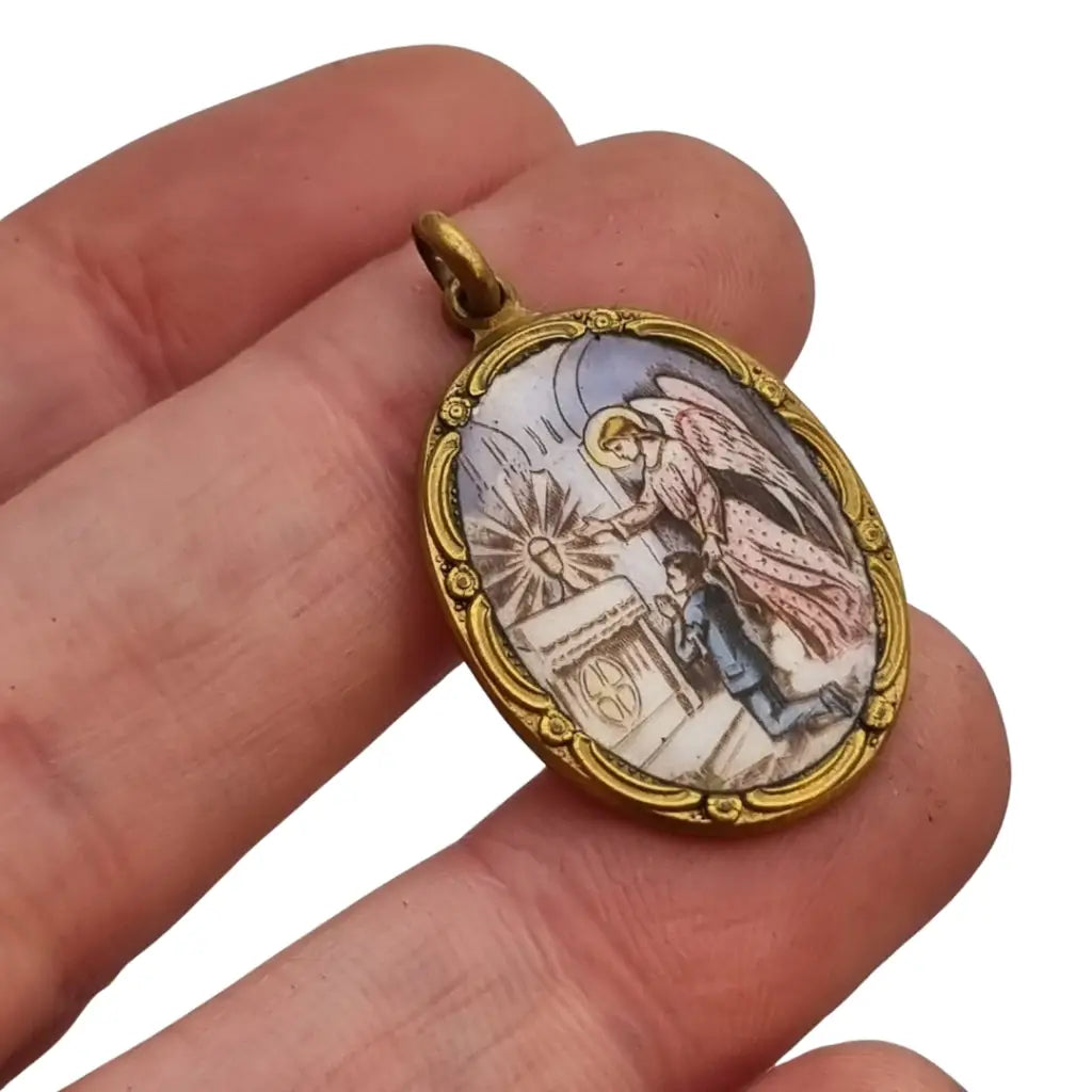 Medalla antigua religiosa de esmalte con ángel custodio y niño en altar circa