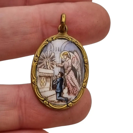Medalla antigua religiosa de esmalte con ángel custodio y niño en altar circa