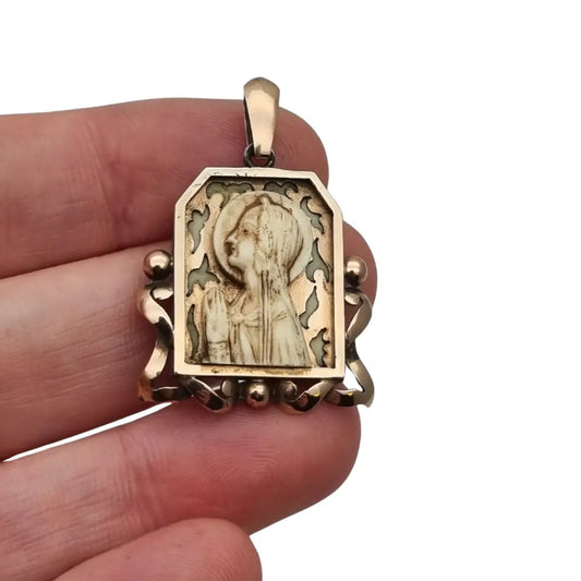 Medalla Art Decó en Plata con Vistas de Oro y Relieve Virgen Circa 1930.