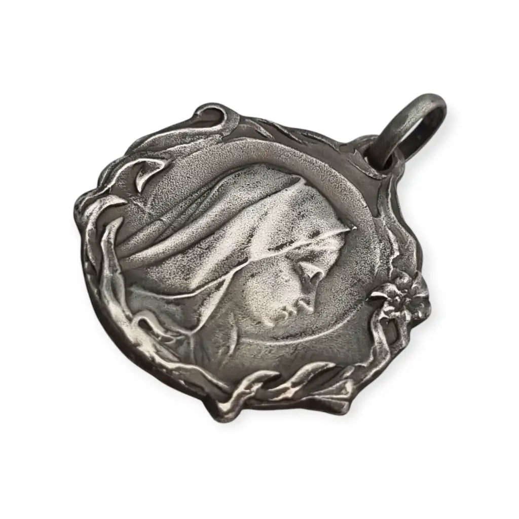 Medalla Art Nouveau antigua en plata con Virgen diseño floral religioso circa