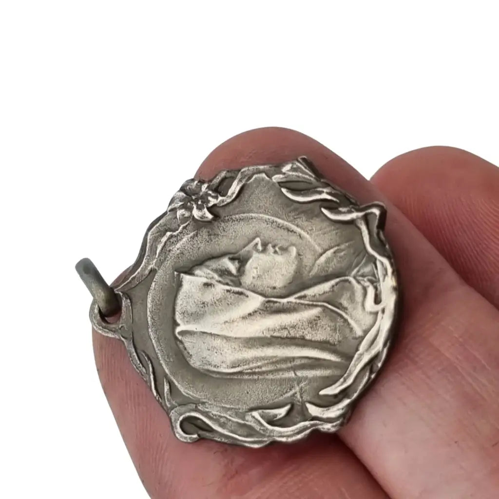 Medalla Art Nouveau antigua en plata con Virgen diseño floral religioso circa