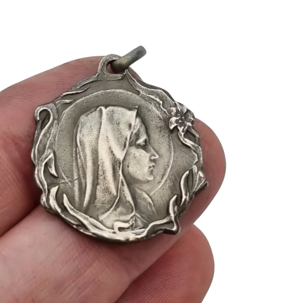 Medalla Art Nouveau antigua en plata con Virgen diseño floral religioso circa