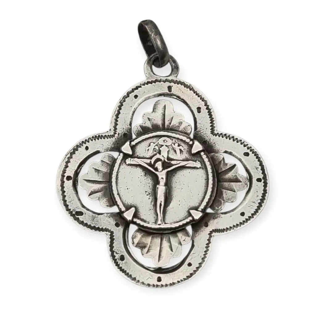 Medalla en plata calada del Santo Cristo de Balaguer circa 1900-1920.