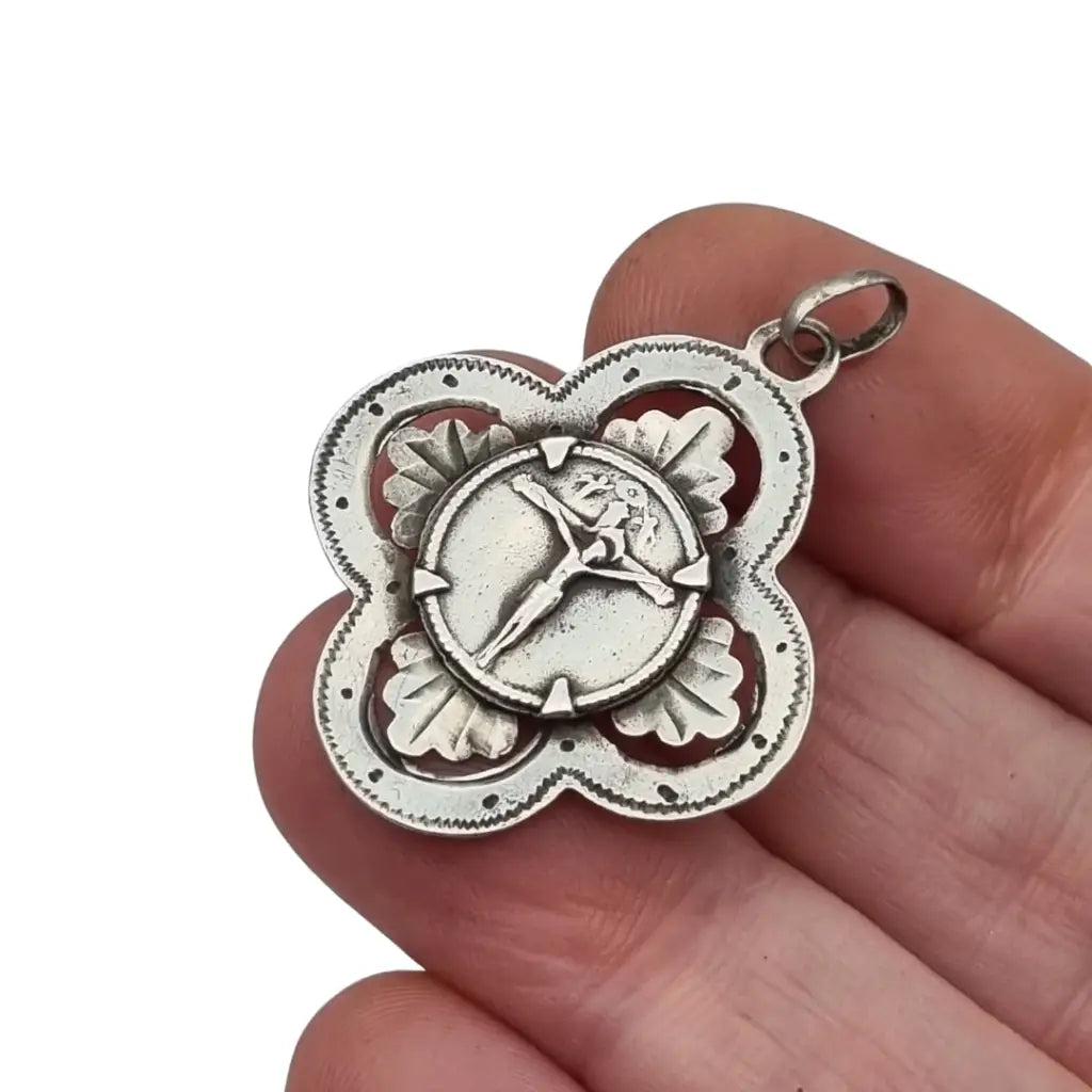 Medalla en plata calada del Santo Cristo de Balaguer circa 1900-1920.