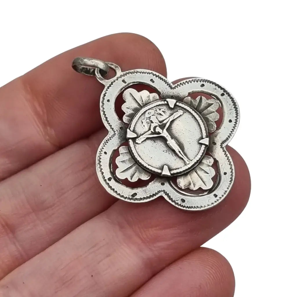 Medalla en plata calada del Santo Cristo de Balaguer circa 1900-1920.