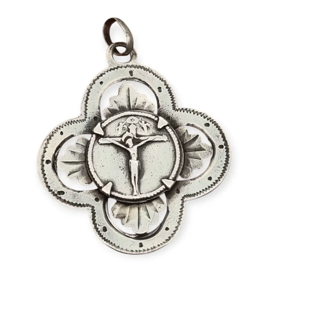 Medalla en plata calada del Santo Cristo de Balaguer circa 1900-1920.