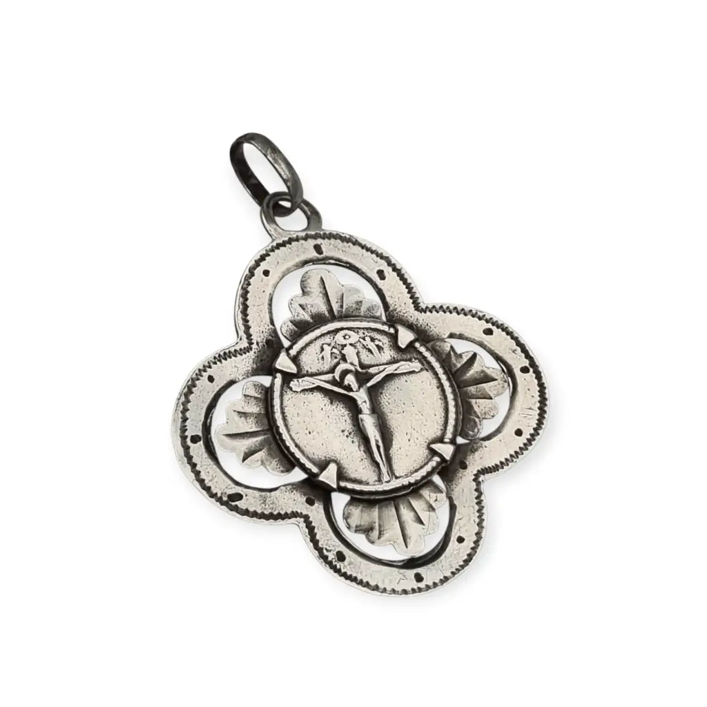 Medalla en plata calada del Santo Cristo de Balaguer circa 1900-1920.