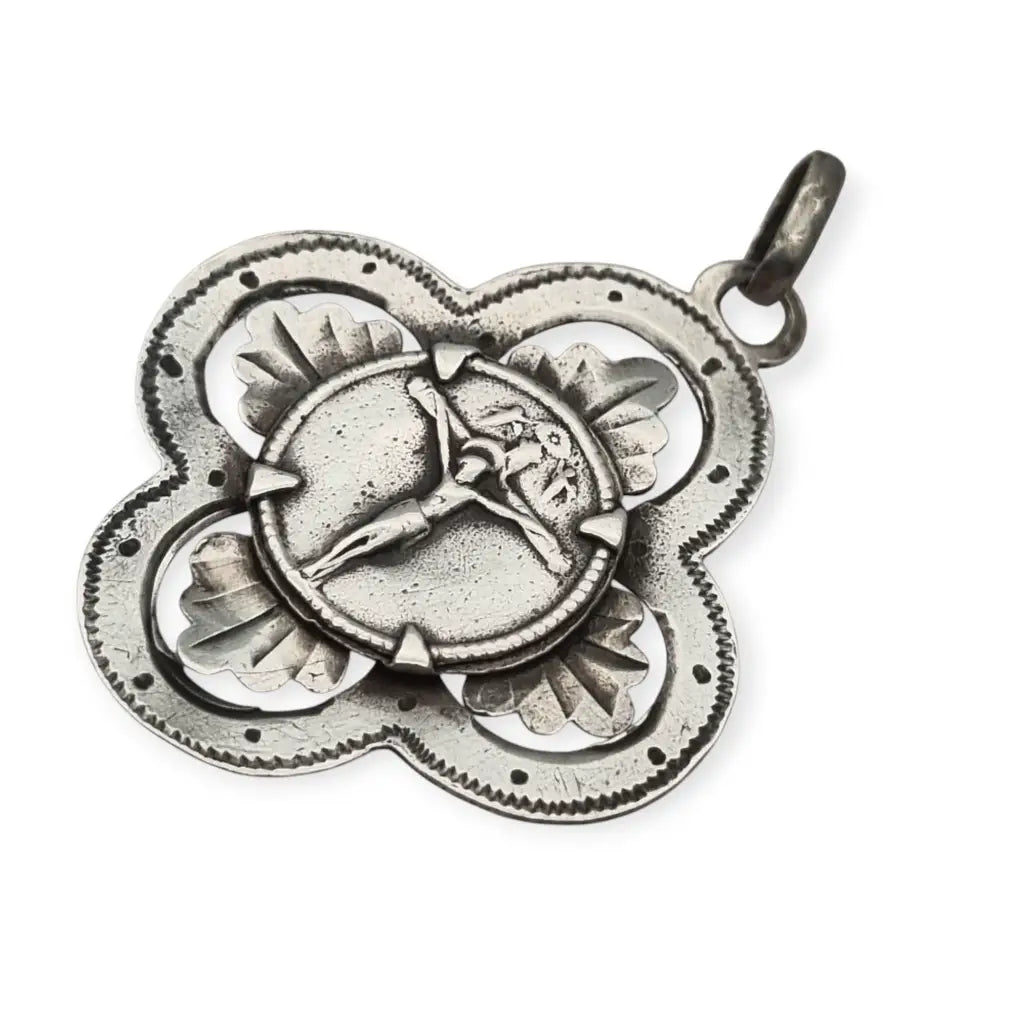 Medalla en plata calada del Santo Cristo de Balaguer circa 1900-1920.