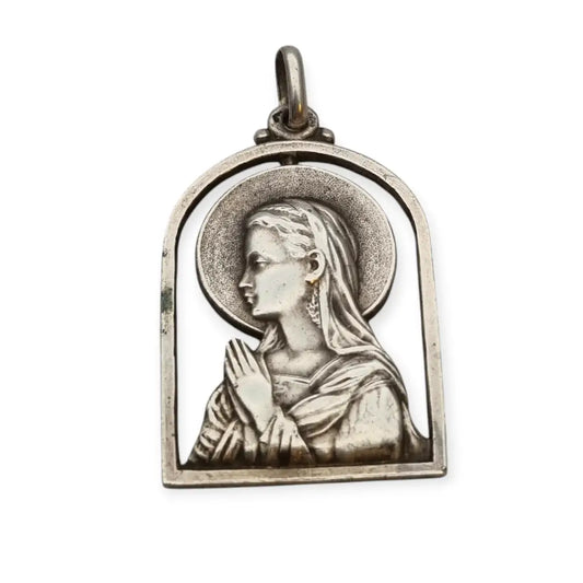 Medalla de plata Virgen en oración ideal como colgante religioso 1950.