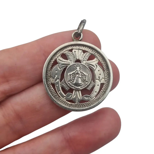 Medalla religiosa antigua Nuestra Señora de la Misericordia en plata calada
