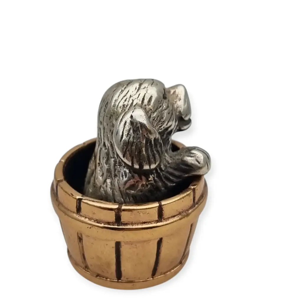 Miniatura italiana vintage de plata 800 perro en un barril dorado. Artesanía