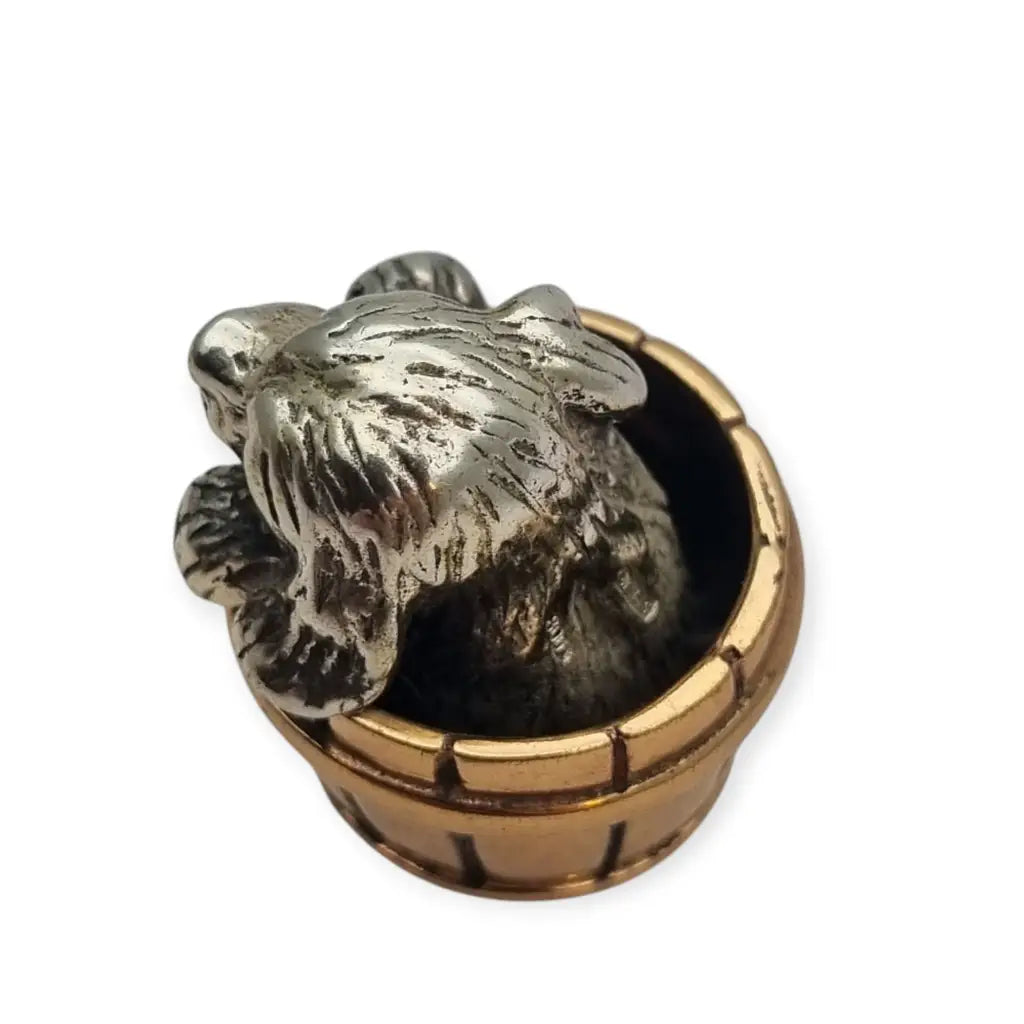 Miniatura italiana vintage de plata 800 perro en un barril dorado. Artesanía