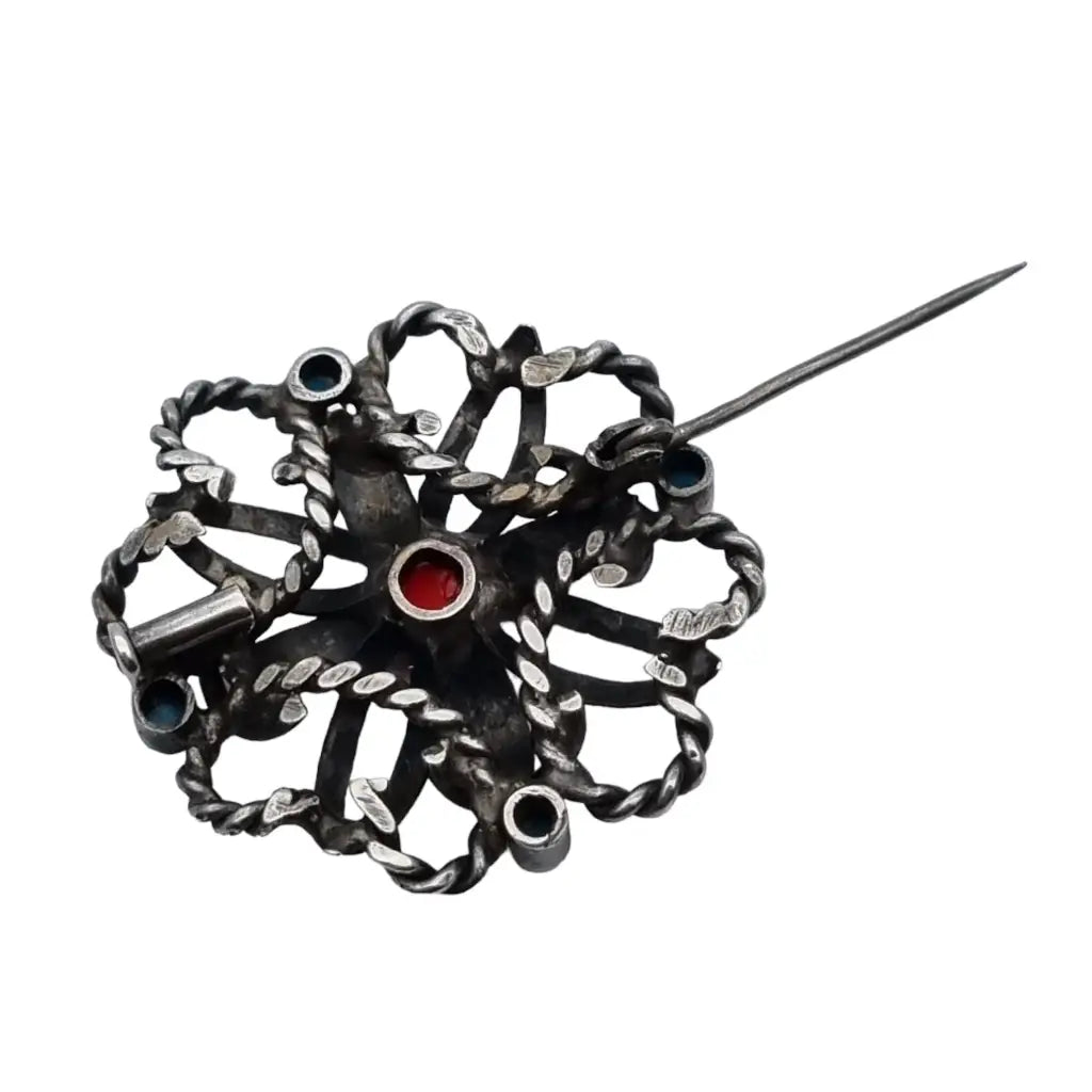 Broche art deco redondo en plata y oro con bolitas azules rojas para solapa.