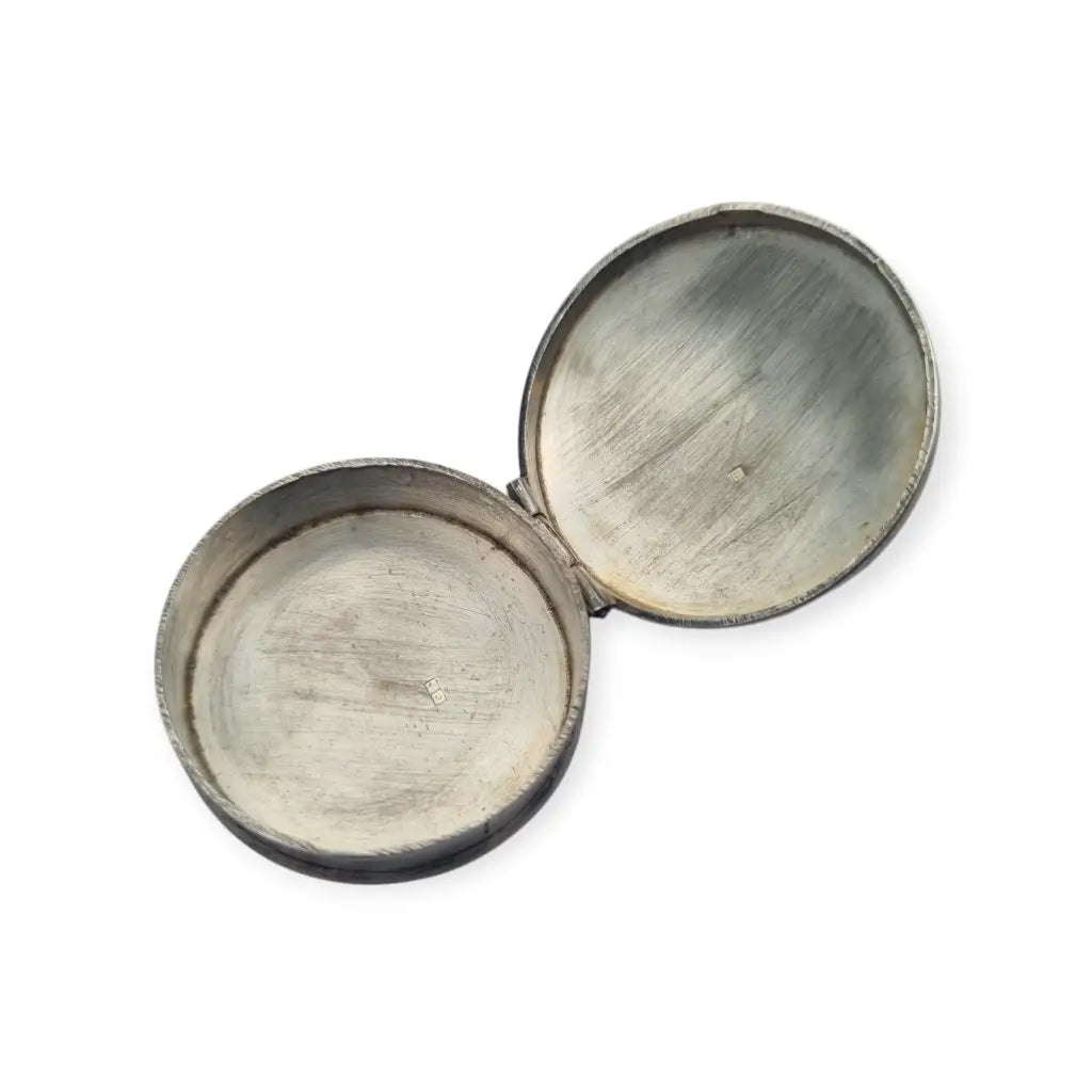 Pastillero vintage en plata con escarabajo tallado piedra verde años 70–80.
