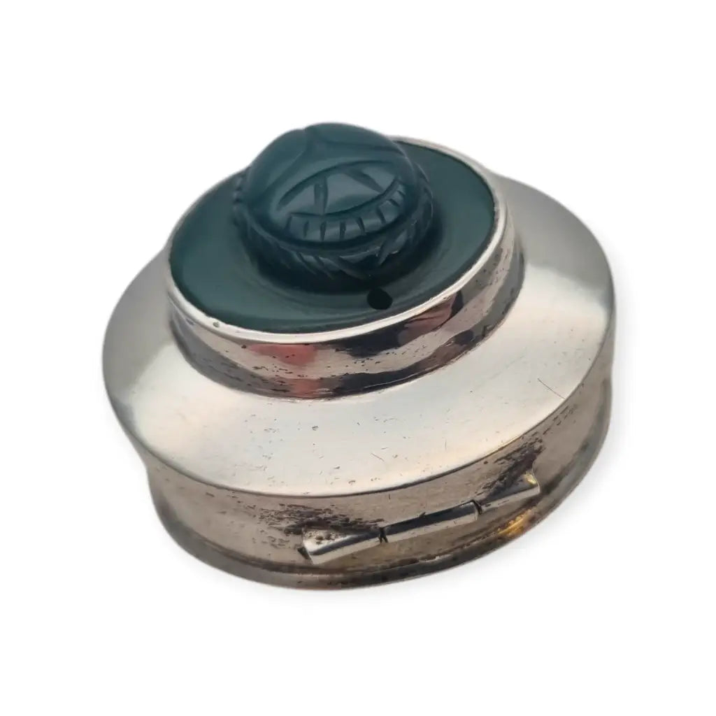 Pastillero vintage en plata con escarabajo tallado piedra verde años 70–80.