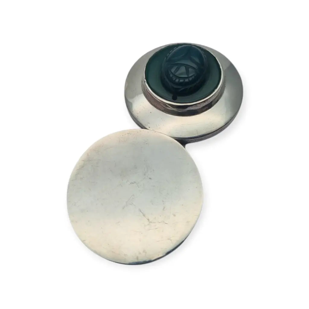 Pastillero vintage en plata con escarabajo tallado piedra verde años 70–80.
