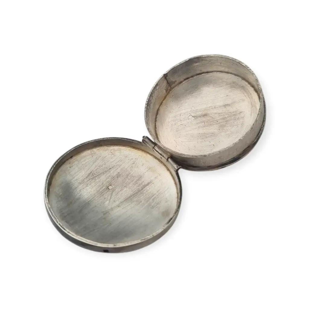 Pastillero vintage en plata con escarabajo tallado piedra verde años 70–80.