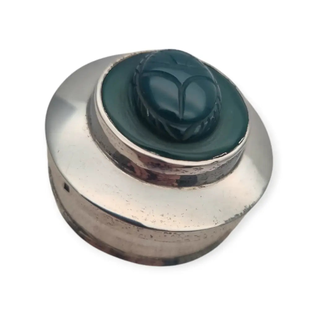 Pastillero vintage en plata con escarabajo tallado piedra verde años 70–80.