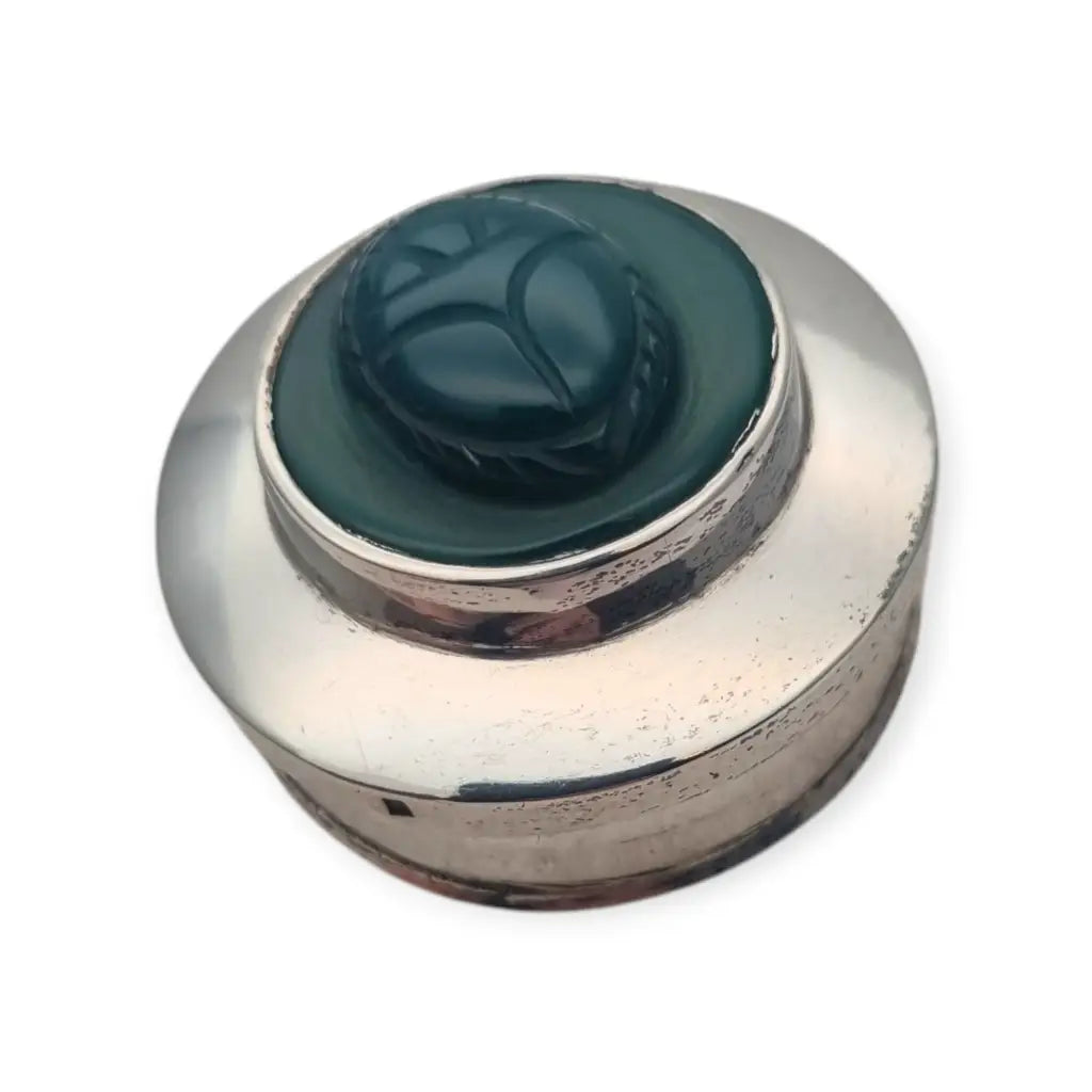 Pastillero vintage en plata con escarabajo tallado piedra verde años 70–80.