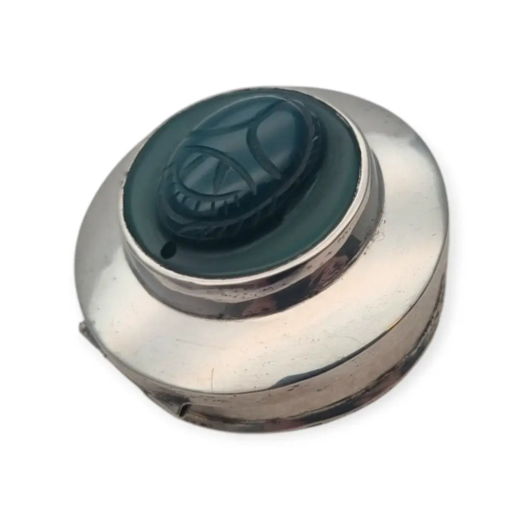 Pastillero vintage en plata con escarabajo tallado piedra verde años 70–80.