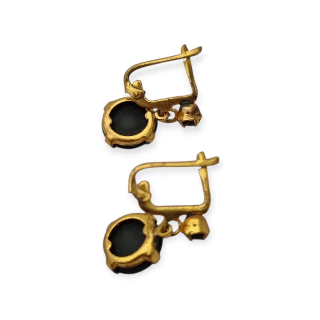 Pendientes antiguos de luto en metal dorado con detalles negro grabados