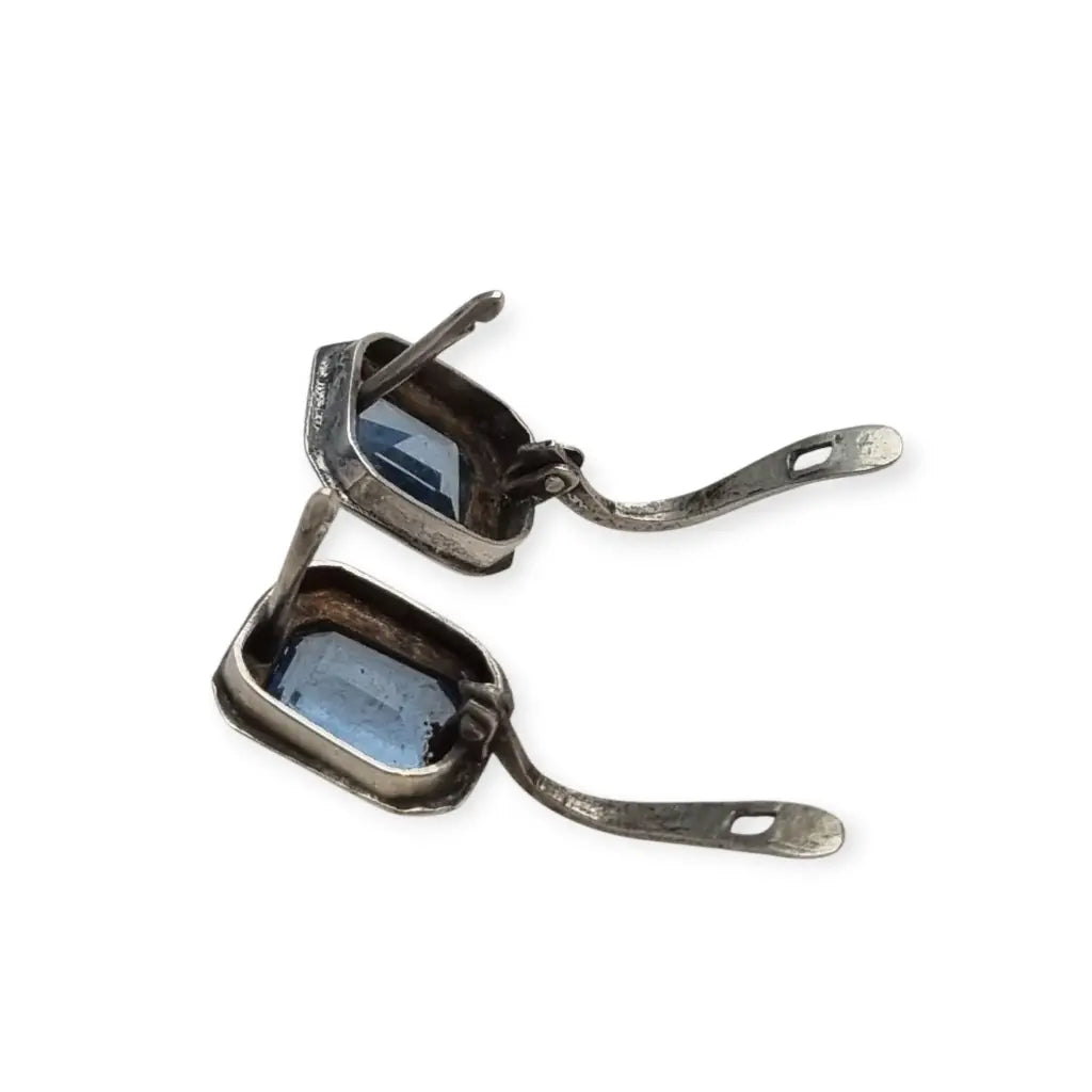 Pendientes antiguos de plata con piedra azul símil estilo Art Decó.