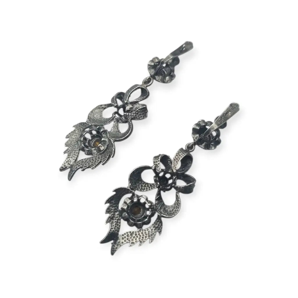 Pendientes largos de estilo victoriano en plata 925 con un diseño floral calado