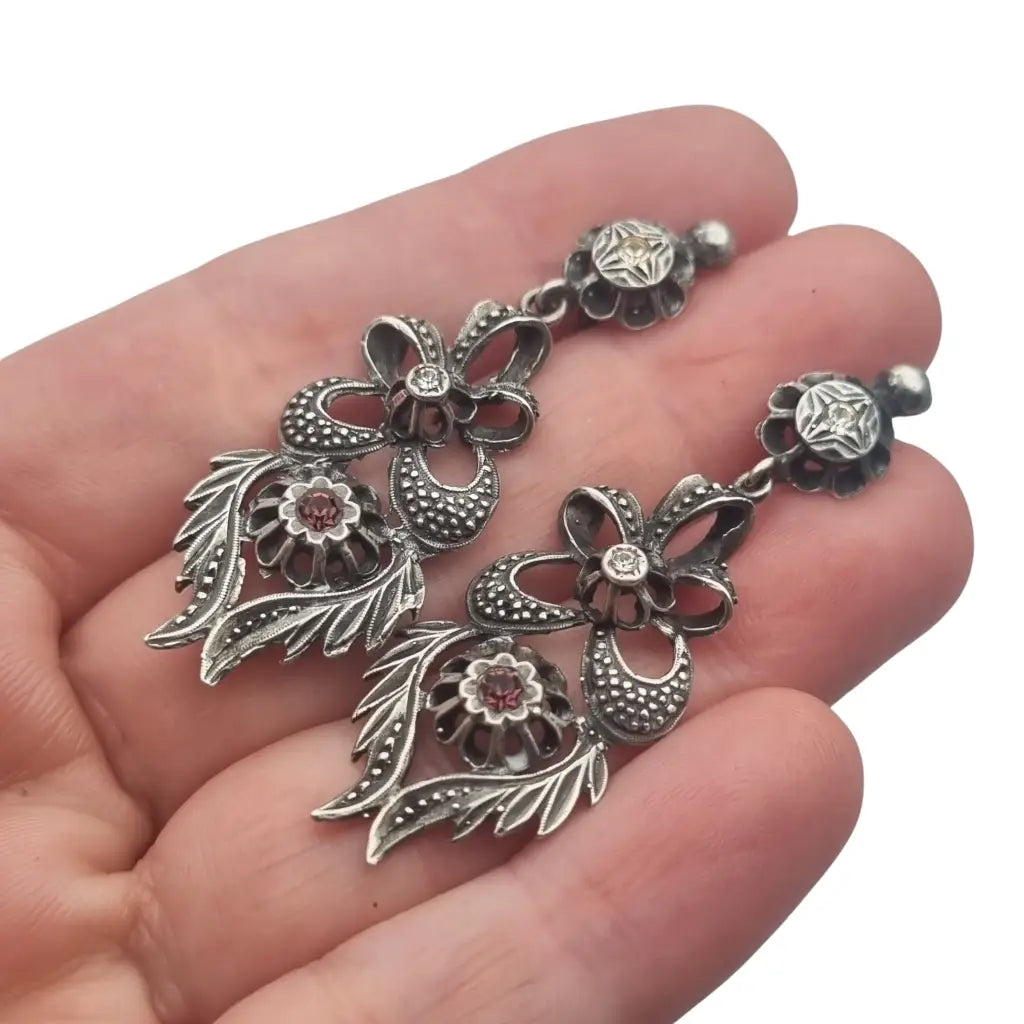 Pendientes largos de estilo victoriano en plata 925 con un diseño floral calado