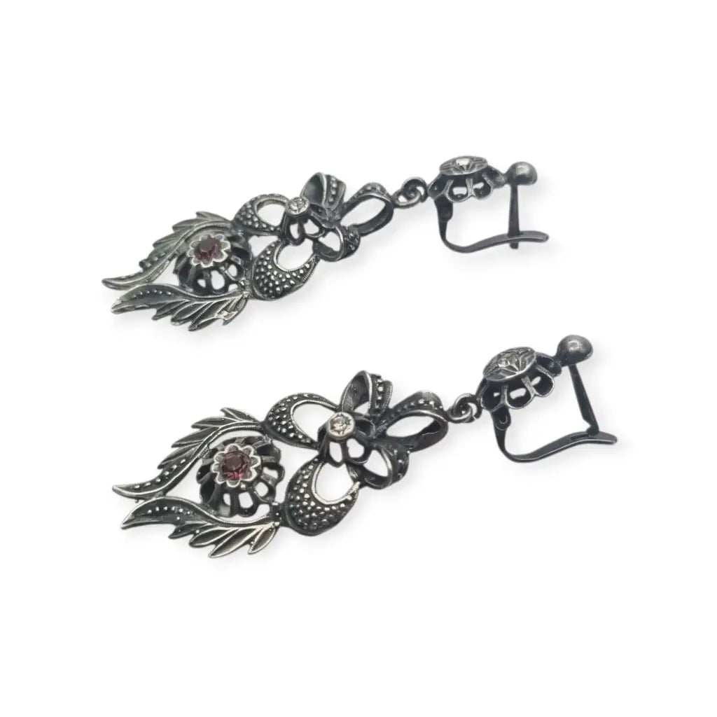 Pendientes largos de estilo victoriano en plata 925 con un diseño floral calado