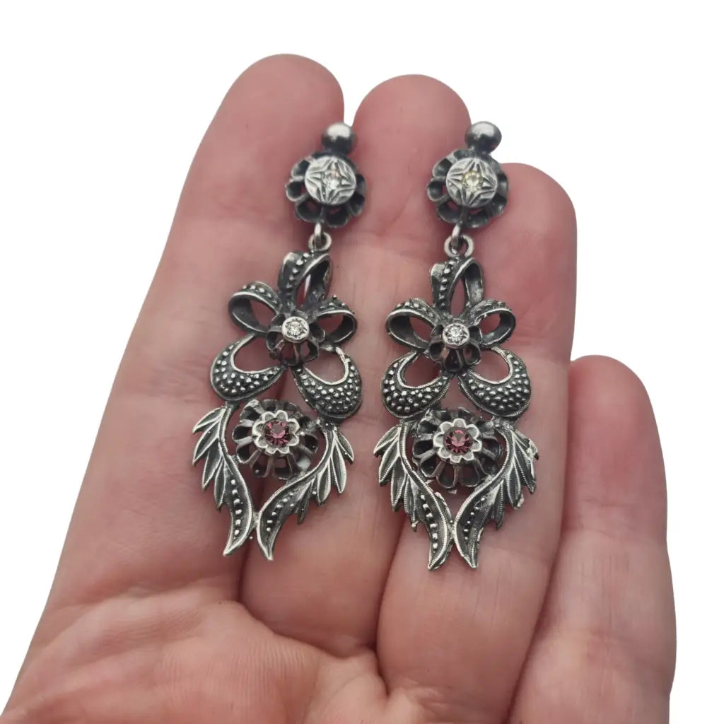 Pendientes largos de estilo victoriano en plata 925 con un diseño floral calado