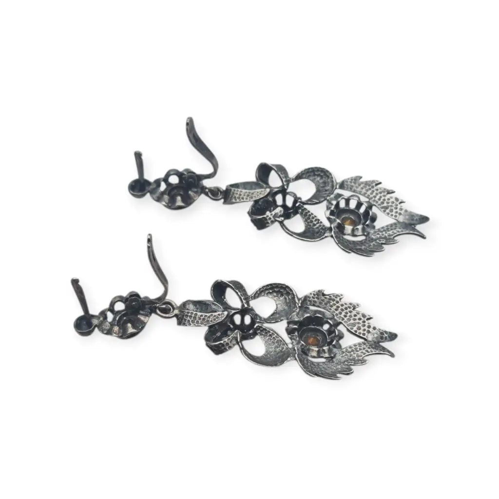 Pendientes largos de estilo victoriano en plata 925 con un diseño floral calado