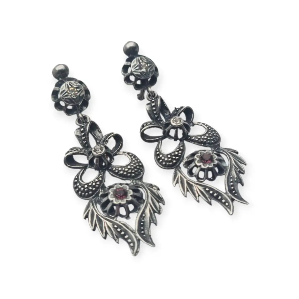 Pendientes largos de estilo victoriano en plata 925 con un diseño floral calado