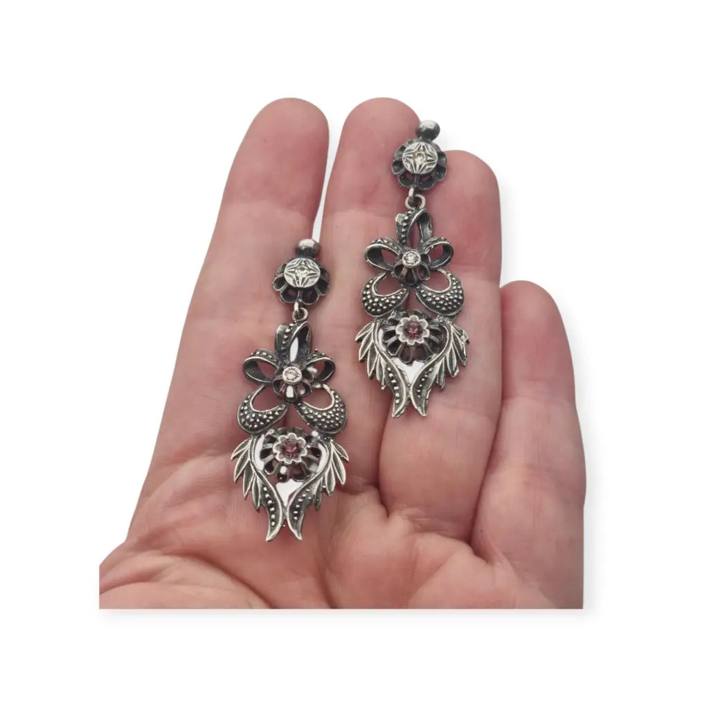 Pendientes largos de estilo victoriano en plata 925 con un diseño floral calado