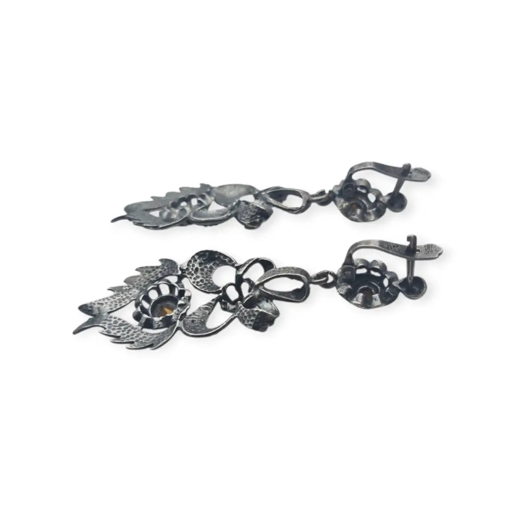 Pendientes largos de estilo victoriano en plata 925 con un diseño floral calado