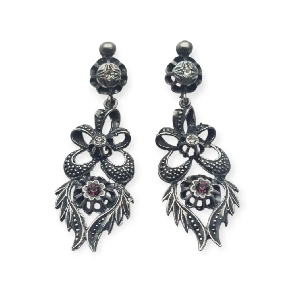 Pendientes largos de estilo victoriano en plata 925 con un diseño floral calado