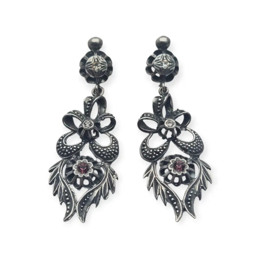 Pendientes largos de estilo victoriano en plata 925 con un diseño floral calado