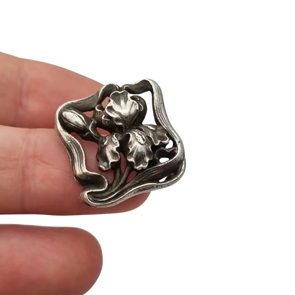 Pequeño Broche Art Nouveau en plata con flor iris relieve – joya floral