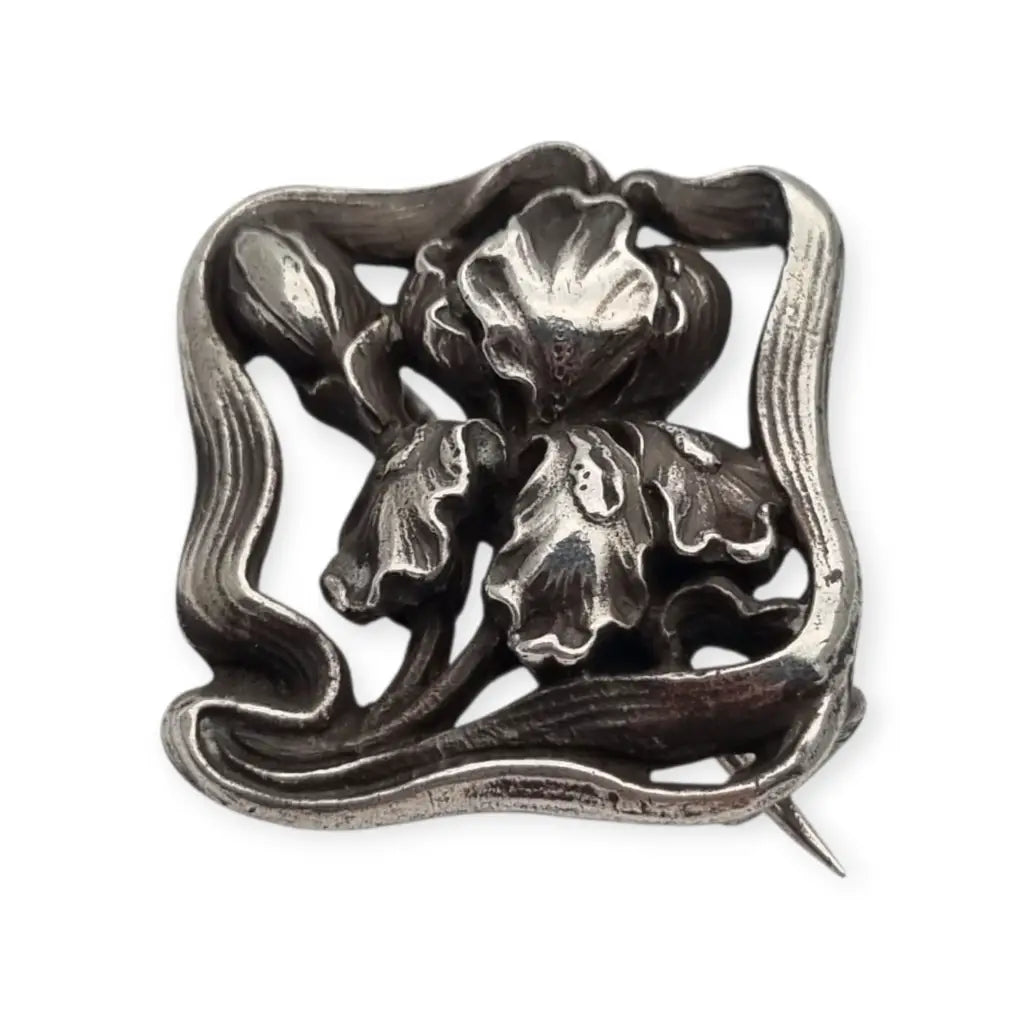 Pequeño Broche Art Nouveau en plata con flor iris relieve – joya floral