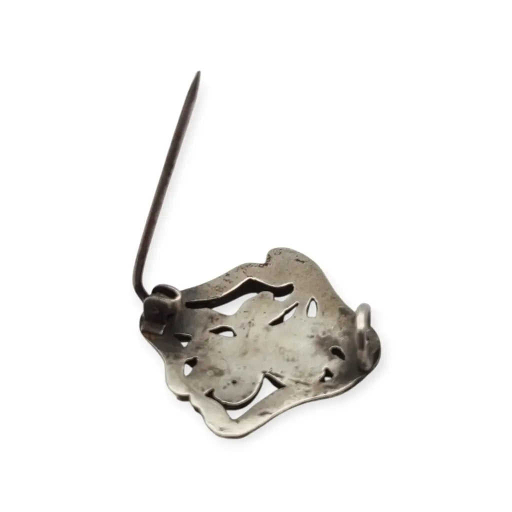 Pequeño Broche Art Nouveau en plata con flor iris relieve – joya floral