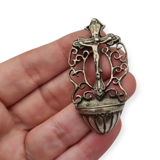 Pila de agua bendita en plata calada y crucifijo central. Objeto devocional