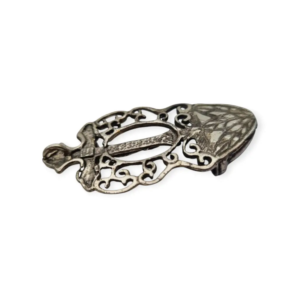 Pila de agua bendita en plata calada y crucifijo central. Objeto devocional