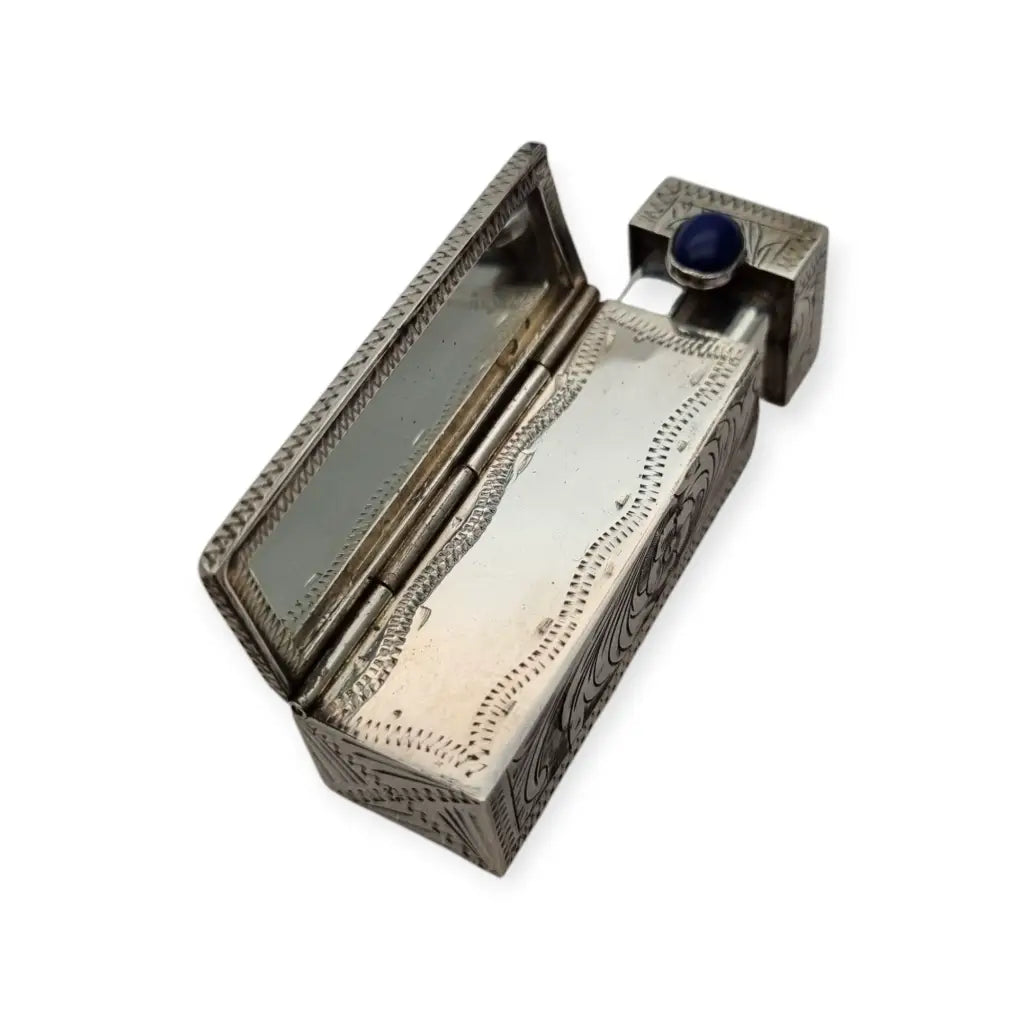 Pintalabios en plata 800 con piedra azul cabujón y grabados florales espejo