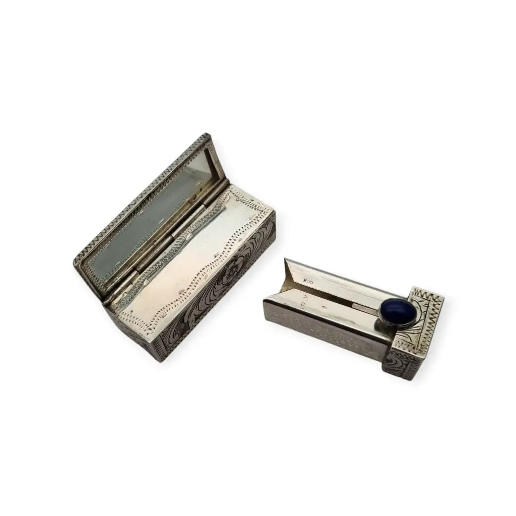 Pintalabios en plata 800 con piedra azul cabujón y grabados florales espejo