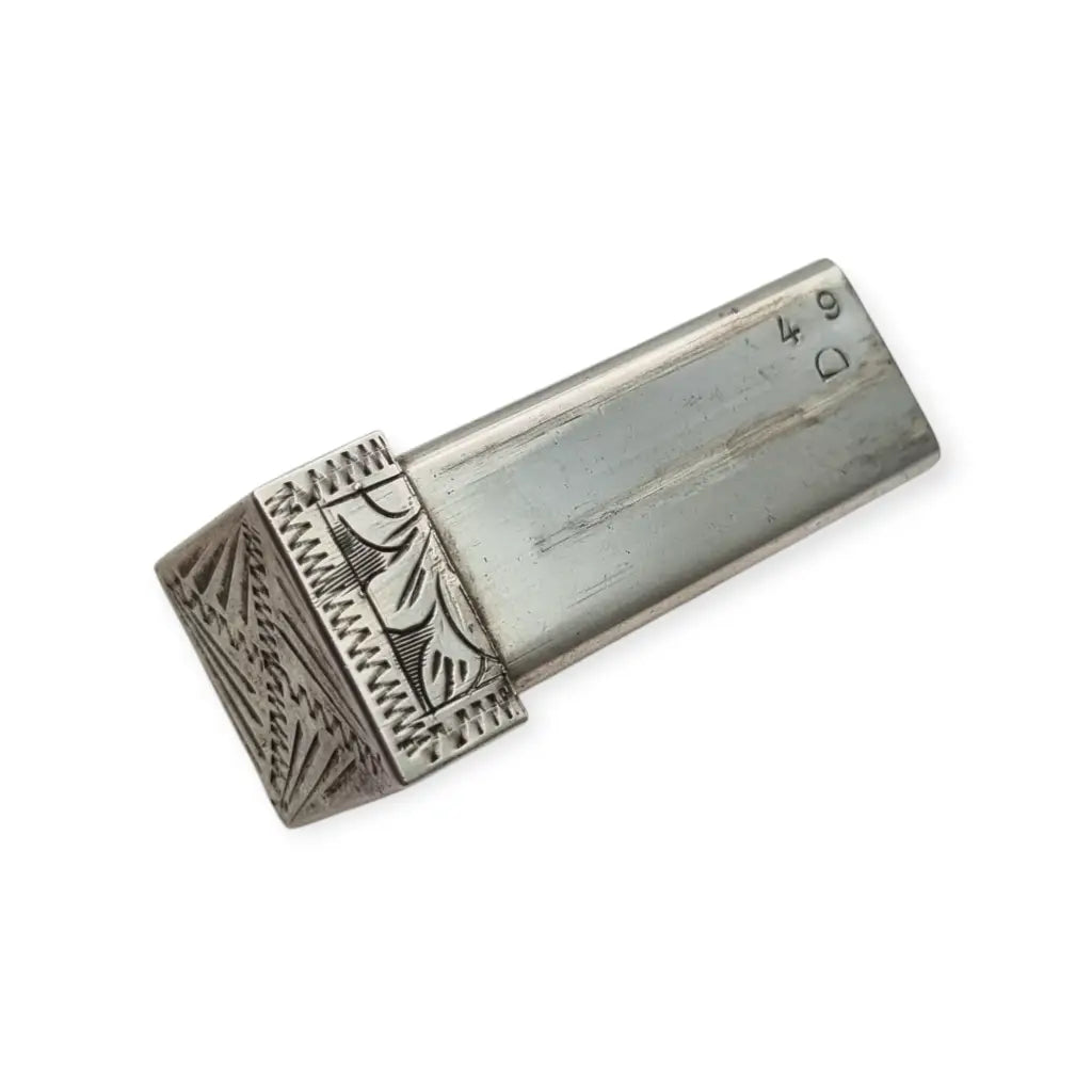 Pintalabios en plata 800 con piedra azul cabujón y grabados florales espejo