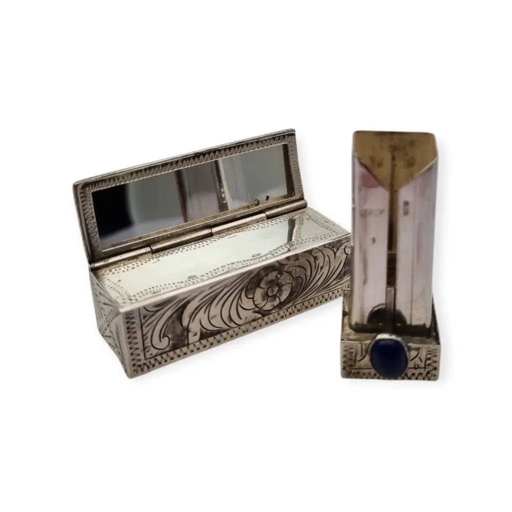 Pintalabios en plata 800 con piedra azul cabujón y grabados florales espejo